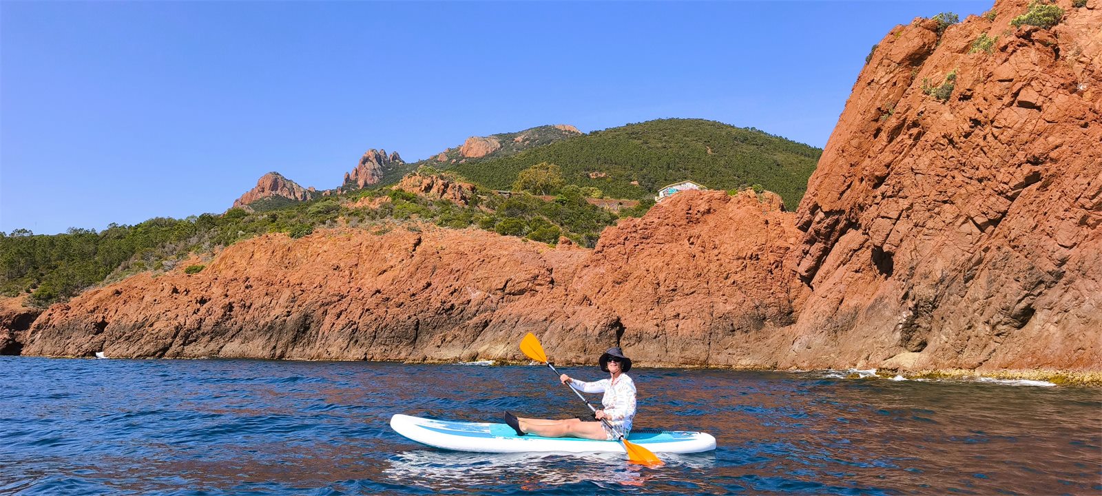 Stand-up paddle au pied des roches rouges de l'Estérel